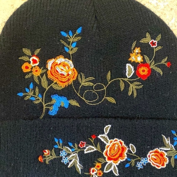 🌹 Embroidered Beenie Womens Rose colorful black warm soft Fall winter OS - Picture 2 of 6